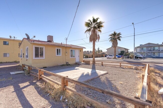 Building Photo - *** Private Home on Huge Lot - Modern and Spacious ***