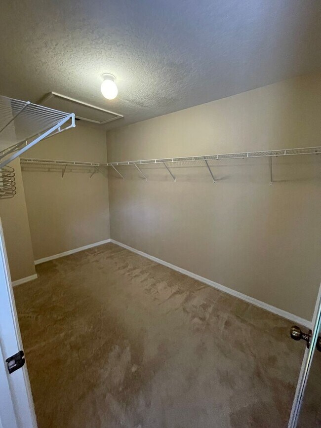 Building Photo - Home For Rent in Gated Stonebrook Neighbor...
