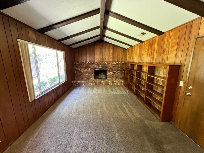 Building Photo - Spacious Home in Wonderful Davis Neighborhood!
