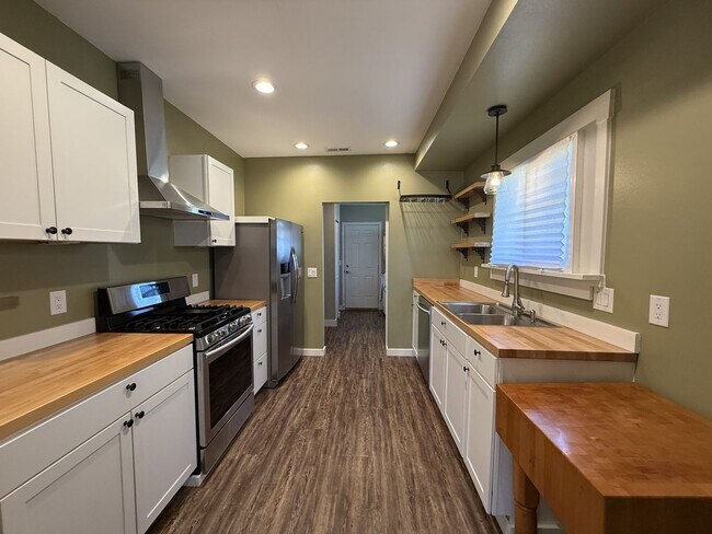 Building Photo - Charming Downtown Anacortes Home - Avail Now!