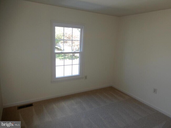 Building Photo - 7014 Maple Tree Ln