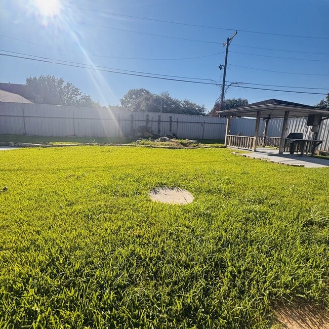 Building Photo - 3175 Sandalwood Dr