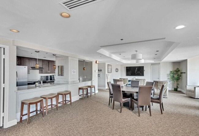 Building Photo - Beautiful And Modern 1 Bed, 1 Bath Condo In Prime Location With High Walk Score In Alta Vista