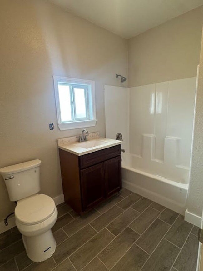 Building Photo - Modern 3 Bed, 2 Bath home