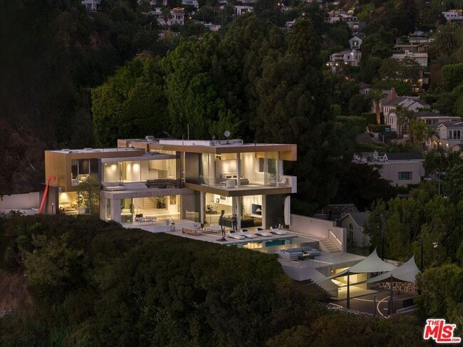 Building Photo - 1430 Sunset Plaza Dr