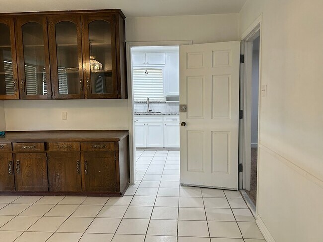 Building Photo - 1709 Vicksburg Dr