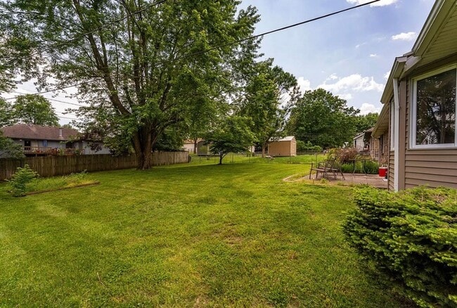 Building Photo - 3 Bed 2 Bath 2 Car Garage Home Southwest Springfield MO!!