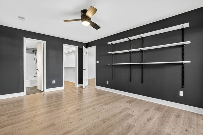 Building Photo - Very Nicely Update Condo in Prime Location!