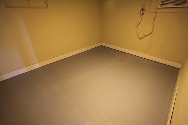 Building Photo - 3bed/2bath House off of Wire Road. Rental includes water!