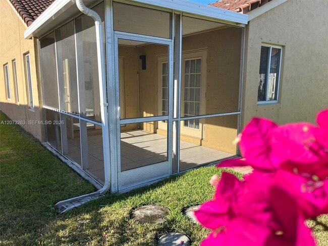 Building Photo - 1542 Presidio Dr
