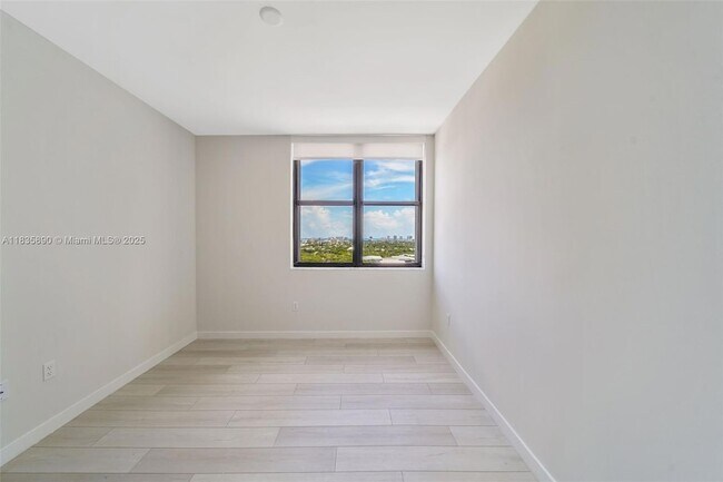 Building Photo - 555 NE 8th St