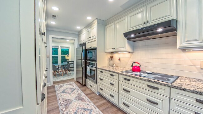 Custom cabinets, new oven - 107 Abbots Glen Ct