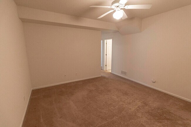 Building Photo - 3322 E St Charles Rd