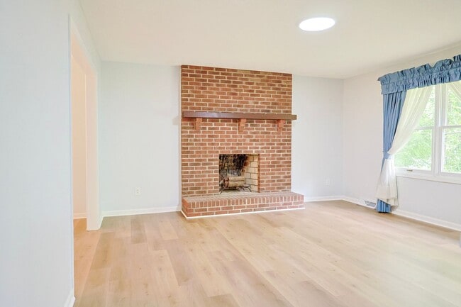 Building Photo - nice renovated 4 Bed 3 Bath