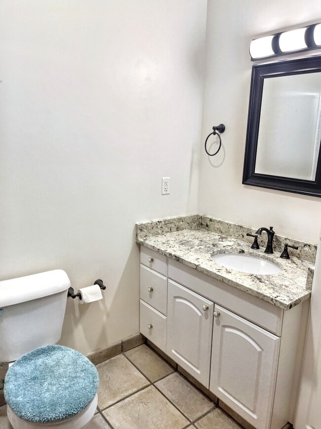Building Photo - 22454 Hilltop Cir