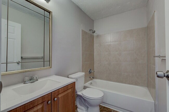 Building Photo - 422 S Miami Ave