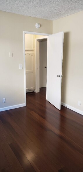 Building Photo - 2130 N Beachwood Dr
