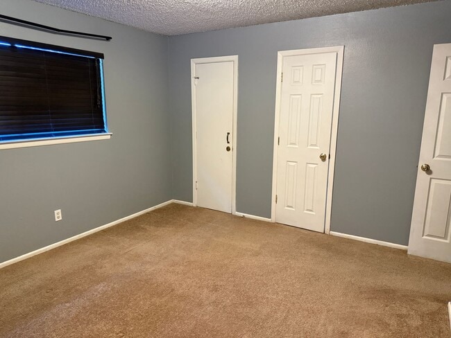 Building Photo - Nice 4 br, 1.75 ba, 2 living areas, 2 car ...