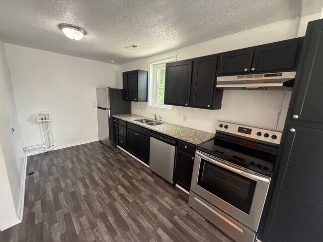Building Photo - Recently Remodeled 2 bedroom 1 bathroom home