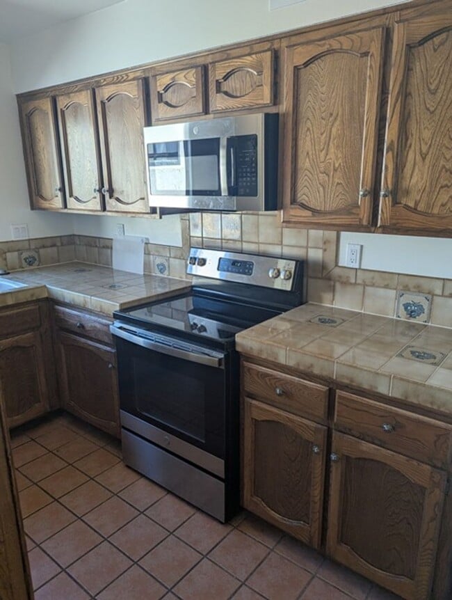 Building Photo - 3 Bedroom 2 Bathroom Single Story Home in ...