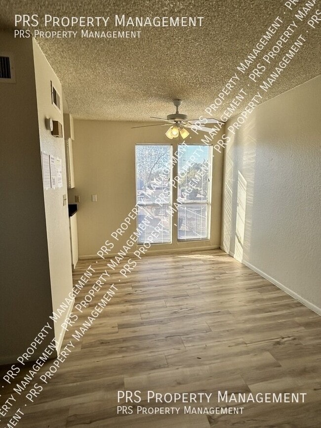 Building Photo - 2652 E Oakleaf Dr
