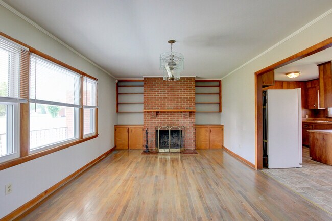Building Photo - 104 W McReynolds Dr