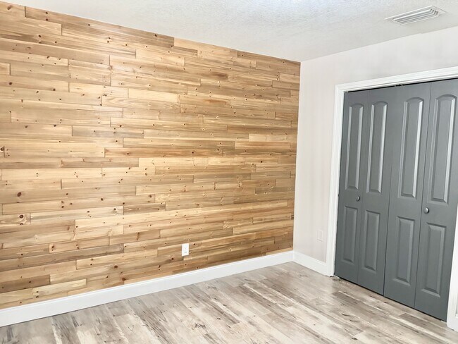 Building Photo - 2121 Oakstream Ave