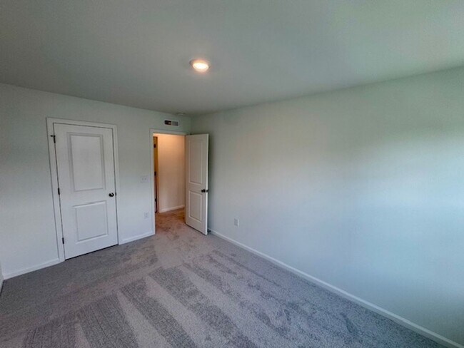 Building Photo - Brand New Townhome!