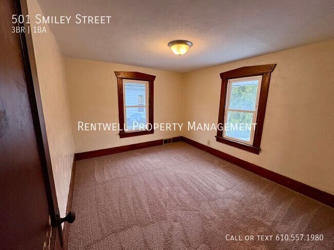 Building Photo - 501 Smiley St