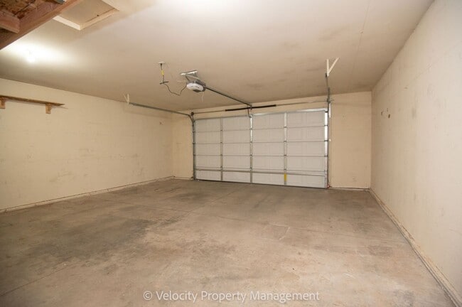 Building Photo - Charming Single Level Home!