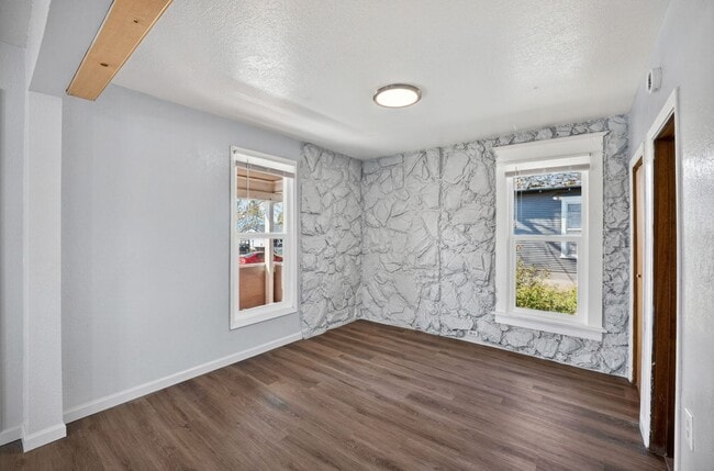 Building Photo - Charming& Updated Northeast Home!