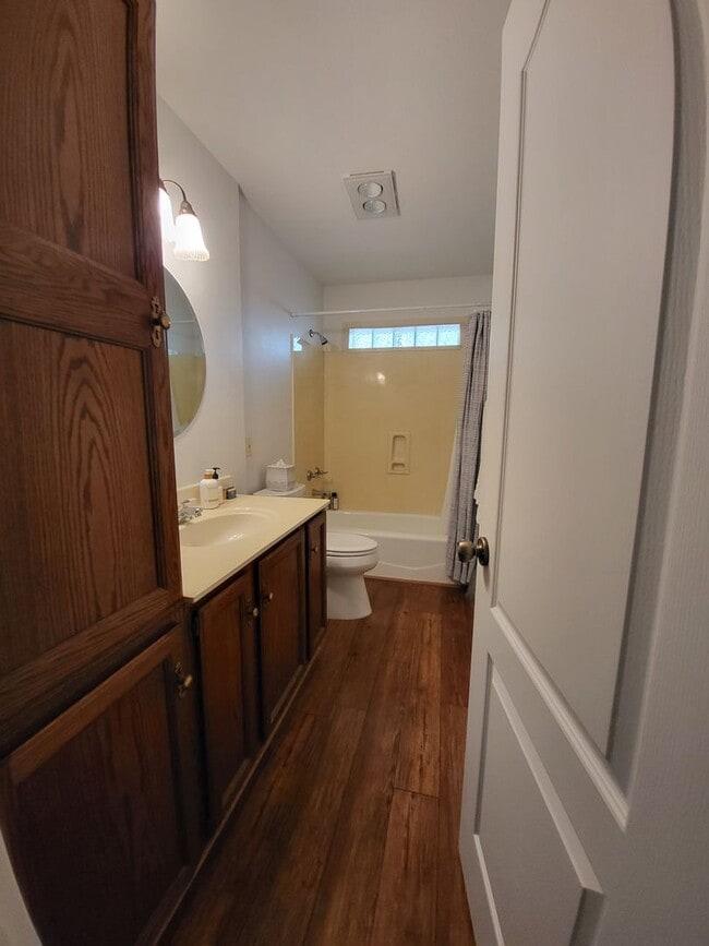 Building Photo - FOR LEASE!!