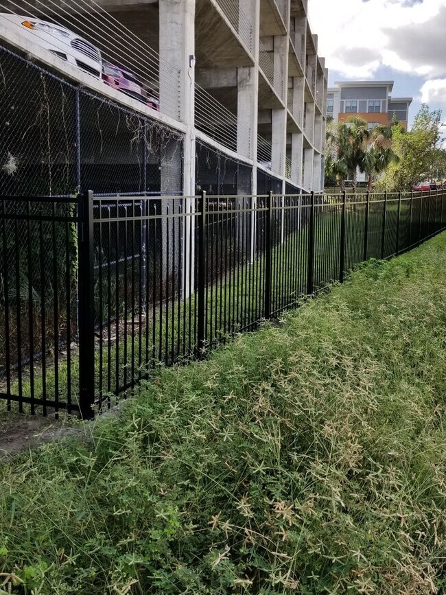 Building Photo - Great 1/1 unit with wood laminate floors, upgraded appliances and balcony!