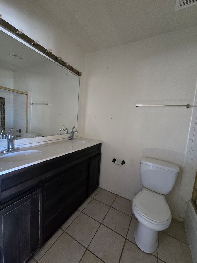 Building Photo - A nice & cozy 1-bedroom, 1-bathroom upstairs condo