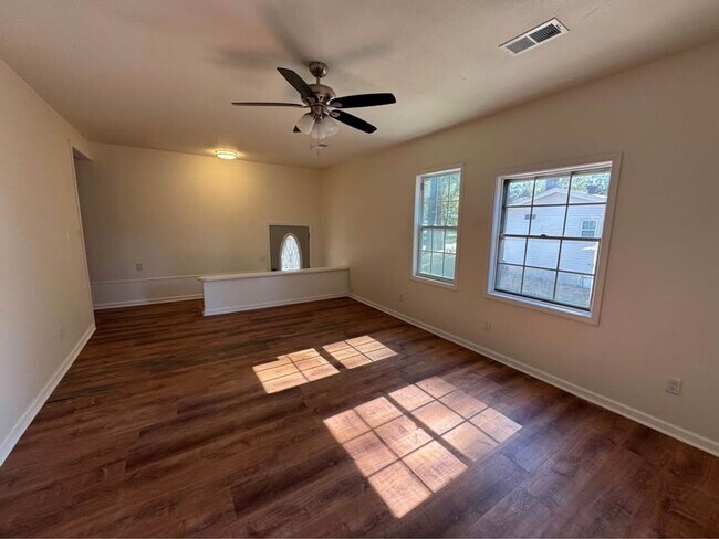 Building Photo - 14 Dellwood Dr