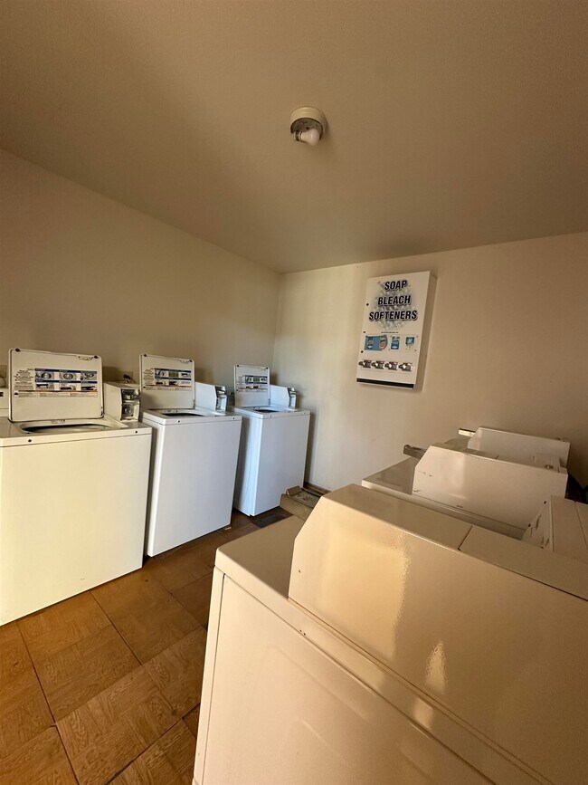 Building Photo - 1610 E Plum St