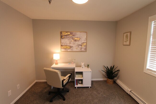 Building Photo - Spacious first floor one bedroom with mode...