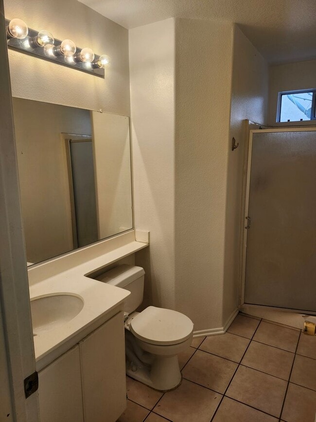 Building Photo - Spacious 4-Bedroom Home in a Prime Location