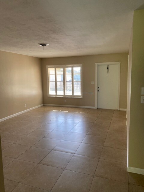 Building Photo - 1765 NE 45th St