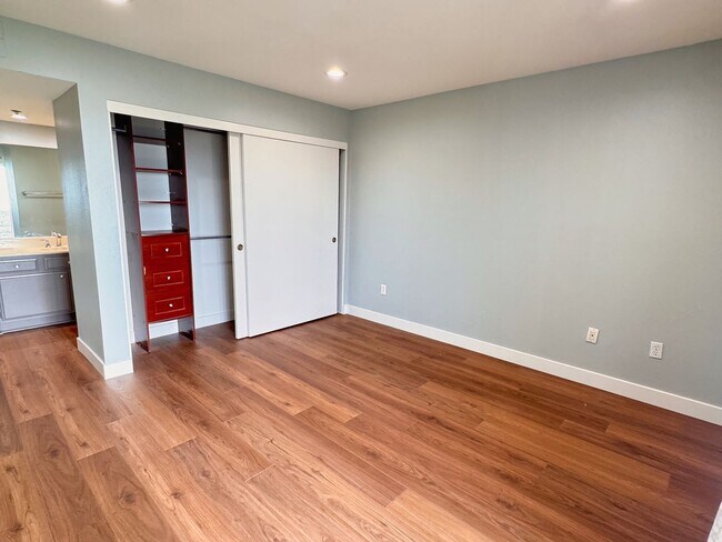 Building Photo - Well Kept 2BD Condo with Sunset Views
