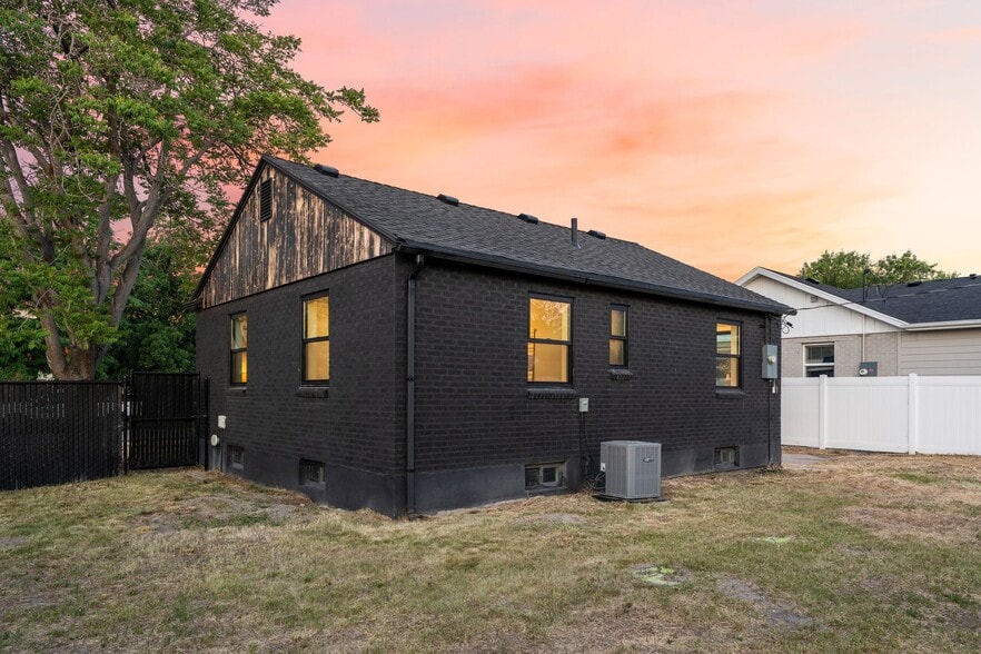 Building Photo - 983 N Poinsettia Dr