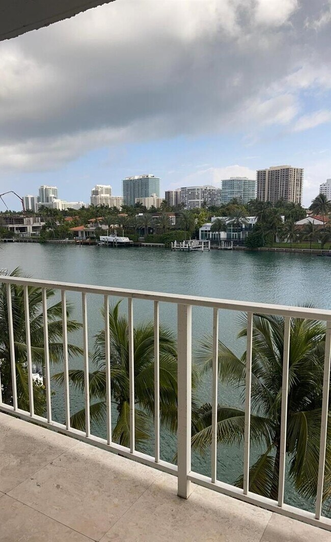 Building Photo - 2000 NE 135th St