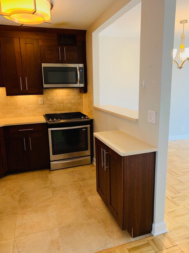 Building Photo - 2000 Linwood Ave