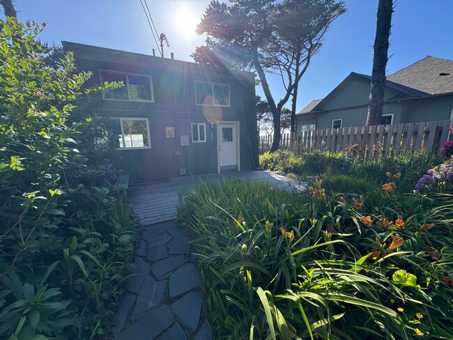 Building Photo - Beautiful Ocean Front Home in Seal Rock!