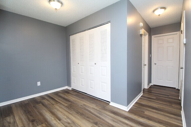 Building Photo - Updated 2BD/2BA Apartment in North Pensaco...