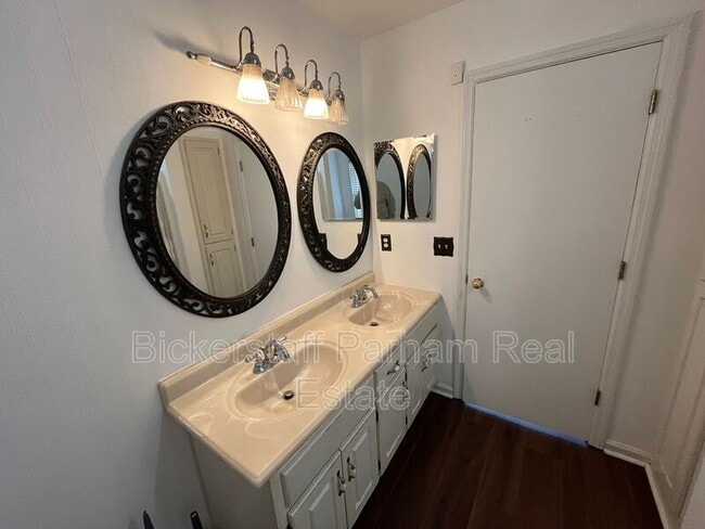 Building Photo - 165 Sweetwater Dr