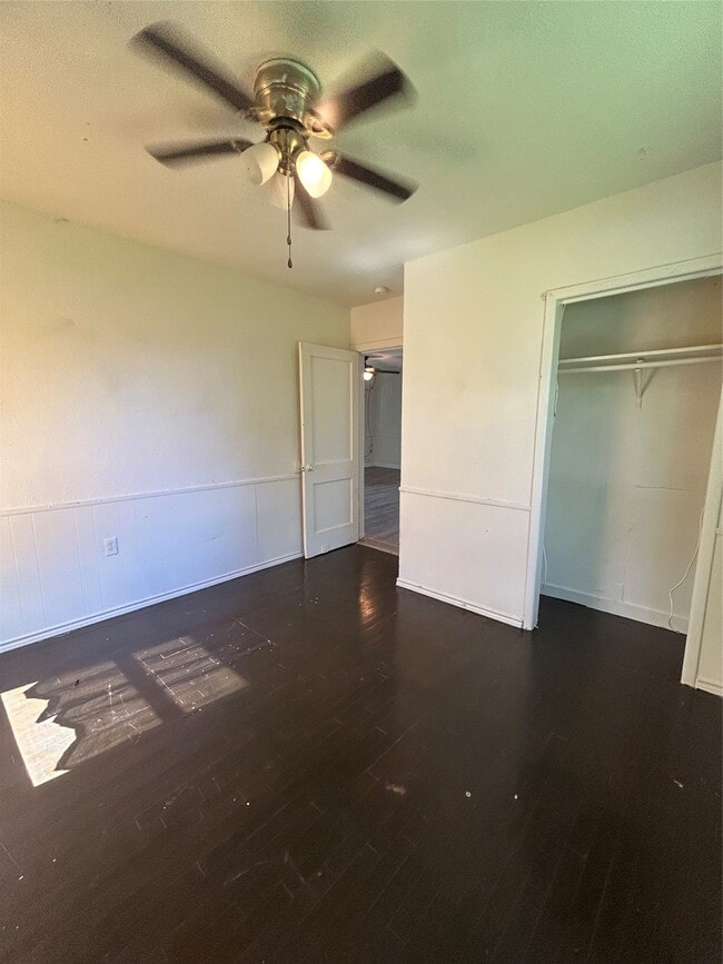 Building Photo - 1102 W 10th St