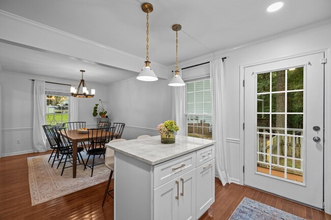 Building Photo - Gorgeous 3 Bedroom Traditional Home Locate...
