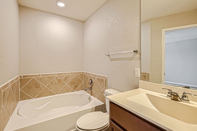 Building Photo - Charming 3 Bedroom Home Near