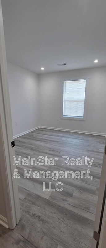 Building Photo - 100 Southburn Dr